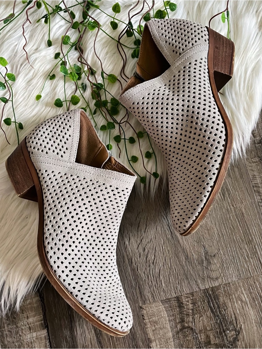 Lucky Brand Baylah2 Suede Leather Perforated Steel Booties Ankle Boot Size 7.5